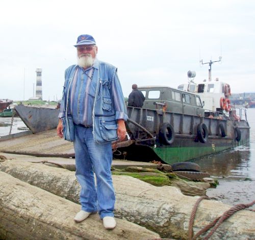 Автор фото на фоне танковоза, который перевозит автомобили на остров и с острова