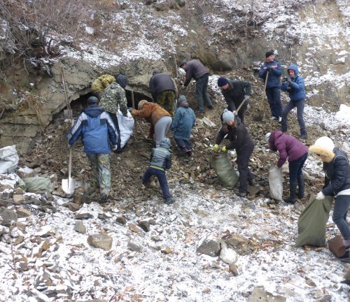 Восточный портал. Волонтеры отрывают вход в тоннель. Октябрь 2014 года.