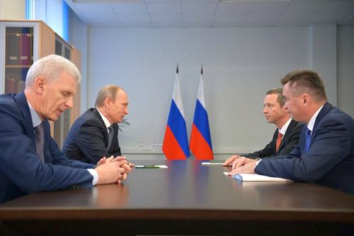 Встреча Владимира Путина с ректором Дальневосточного университета Сергеем Иванцом. На встрече также присутствовали помощник президента Андрей Фурсенко (на фото - слева) и губернатор Приморского края Владимир Миклушевский (на фото - справа). Фото пресс-службы Президента России