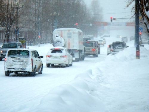 По признанию большинства опрошенных водителей, наиболее безопасно и приятнее всего пока преодолевать километры, где грейдеры просто укатали снег. Фото пресс-службы Дальневосточного регионального поисково-спасательного отряда МЧС России