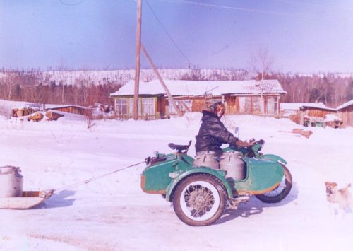 Так живут в поселке Коппи Хабаровского края. На мотоциклах и на санках они возят в бидонах воду с реки