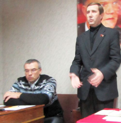 Депутат Комсомольской-на-Амуре городской думы Олег Паньков (слева) и депутат Законодательной думы Хабаровского края Вадим Воеводин выступают на пресс-конференции в защиту рабочих с КнААЗа