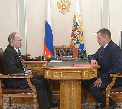 Президент России Владимир Путин с заместителем председателя правительства - полномочным представителем президента в Дальневосточном федеральном округе Юрием Трутневым. Фото пресс-службы Президента России