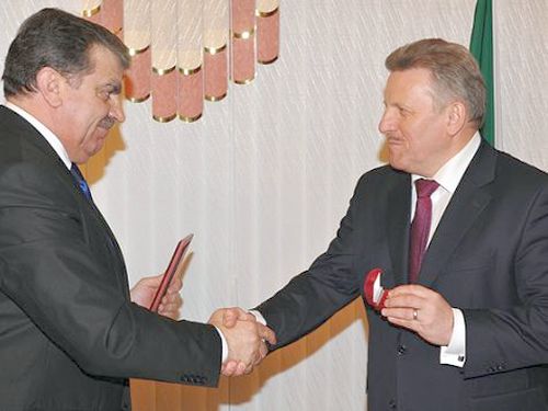 Министр культуры края Александр Федосов (слева) и губернатор Вячеслав Шпорт