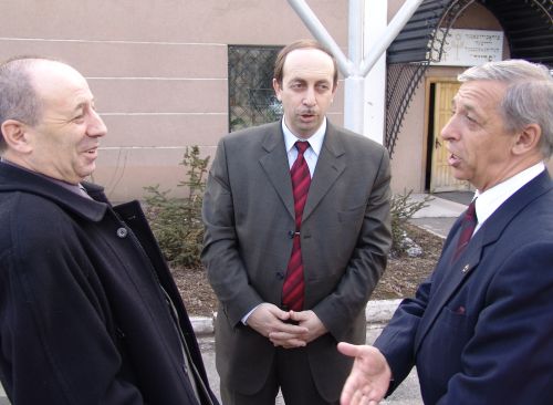 Председатель федерации еврейских организаций ЕАО Валерий Гуревич, первый запред правительства Хабаровского края Александр Левинталь и академик РАН Павел Минакир (слева направо) - старые друзья по Биробиджану. Фото Сергея Балбашова.