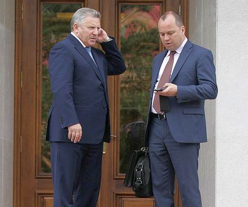 Вячеславу Шпорту (слева) будет проще контактировать с внешним миром, если руководитель его службы протокола Вячеслав Дианов (справа) будет министром. Фото: Коммерсантъ / Евгений Переверзев