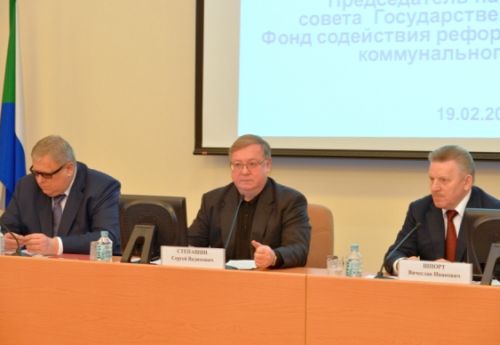 Председатель Фонда содействия реформированию ЖКХ Сергей Степашин (в центре), гендиректор фонда Константин Цицин (слева) и губернатор Хабаровского края Вячеслав Шпорт приняли участие в межрегиональном совещании с представителями органов исполнительной власти субъектов РФ, входящих в состав ДФО