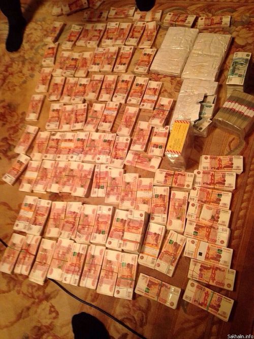 Во время обыска у губернатора были изъяты документы и крупная сумма денег. Следственные действия проводились и у губернатора дома. Фото ИА Sakh.com