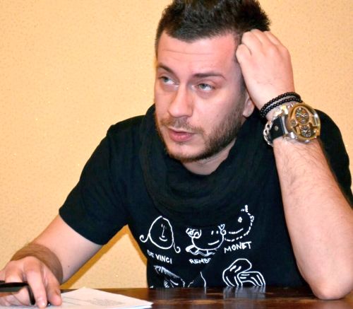Shot: писатель Глуховский пытается оперативно продать квартиры в Москве - МК
