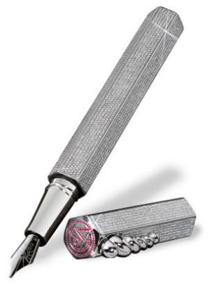 Дорогая ручка украшена 5072 бриллиантами