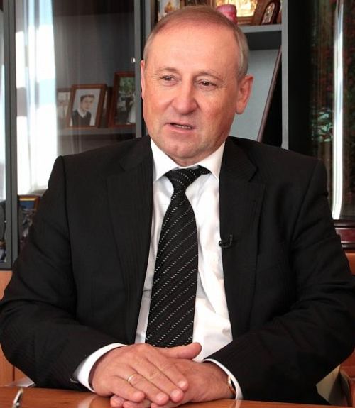 Вице-мэр Хабаровска Валерий Лебеда: Практически достигнута договоренность о снятии статуса особо охраняемой природной территории [постановление правительства Хабаровского края №66-пр от 28.02.2008 г. «Об организации памятника природы краевого значения «Парк Динамо» в г. Хабаровске»] с участка земли, на которой расположены бараки в границах парка «Динамо». Однако, нужно понимать, что такое решение не может быть принято одномоментно: впереди публичные слушания и прочие предписанные законом мероприятия, так как снять подобный статус с той или иной территории довольно тяжело. На все это может уйти остаток 2015 года