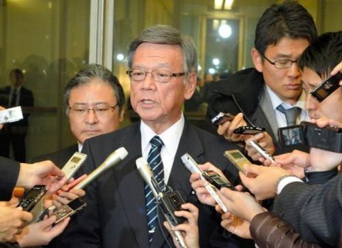 Губернатор Окинавы Онага Такёси (翁長雄志-沖縄県知事) занимает позицию левого толка, и это связано с тем, что господин Онага отрицательно относится к присутствию военных баз США на Окинаве.