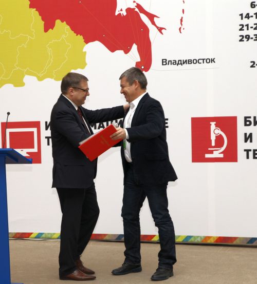 Во Владивостоке было подписано соглашение о сотрудничестве между Хабаровским краем и «Сколково», которое завизировал первый заместитель председателя краевого правительства Николай Брусникин (слева)