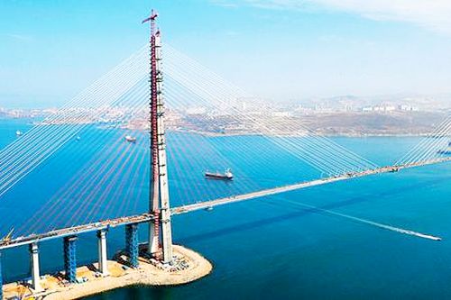 На создание целого кластера, к примеру, обувной промышленности требуется около 6 млрд рублей — в разы меньше, чем было потрачено на строительство моста на остров Русский Фото: ИТАР-ТАСС