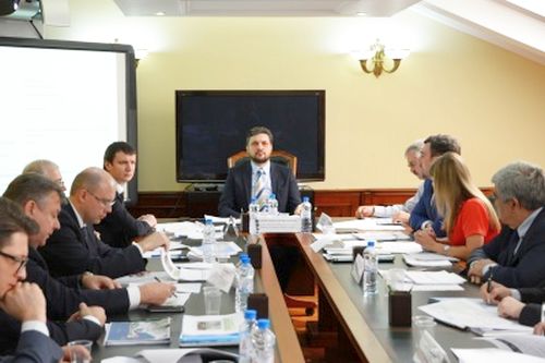 Ведет заседание Александр Осипов