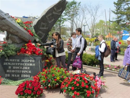 В Южно-Сахалинске почтили память жителей Нефтегорска, погибших 20 лет назад во время землетрясения