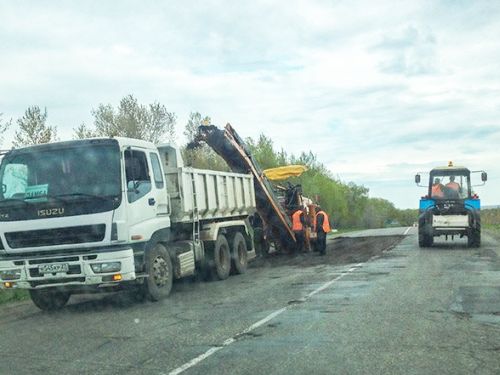 Отгадайте где на фотографии частник, а где боооольшой «Крайдор»?  Маленький трактор МТЗ (Беларусь) с навесной фрезой это ХКГУП «Крайдорпредприятие», а слева большая фреза и самосвал - частный подрядчик работающий на наших краевых дорогах