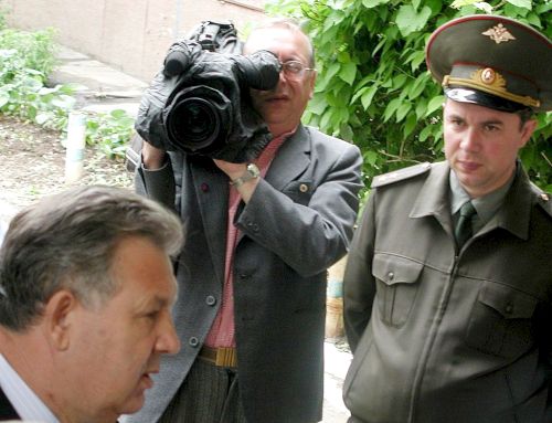 Убеждены: самым мощным покровителем и лоббистом Юрия Хризмана (справа) был Виктор Ишаев (слева) - тогдашний министр по развитию Дальнего Востока - полномочный представитель президента Российской Федерации в Дальневосточном федеральном округе, а еще ранее, с 1991 по 2009 годы - губернатор Хабаровского края, на территории которого почти монопольно и строил «Дальспецстрой». Фото С.Алексеева.