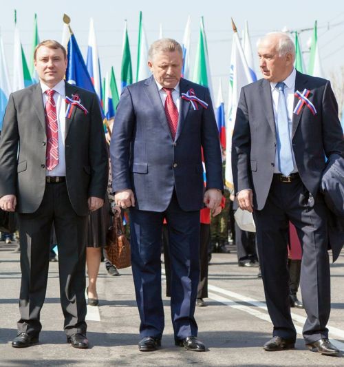Сопредседатель ОНФ в Хабаровском крае Сергей Мазунин, губернатор Хабаровского края Вячеслав Шпорт, мэр Хабаровска Александр Соколов (слева направо) едины только в колонне на демонстрации?