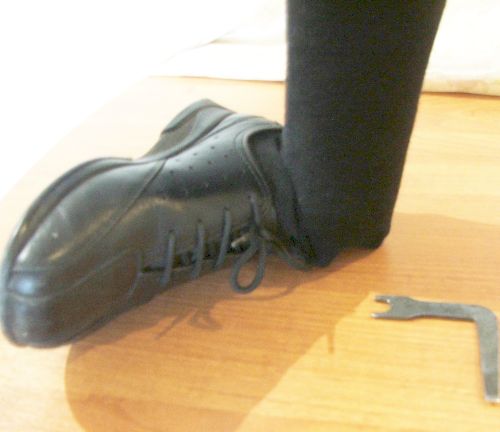 Во время подготовки фоторепортажа с борта дизель-электрохода «Сахалин-8», когда он вернулся после ремонта из Совгаванского дока, пришлось очень много ходить по парому. На одной из палуб я почувствовала, что не могу ступить и шагу - отвинтилась стопа и вместе с обувью свалилась набок...