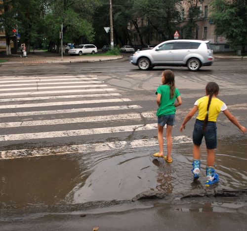 О таких «точках дорожного позора» в самом центре города СМИ напоминают чиновникам Комсомольска, видимо, впустую