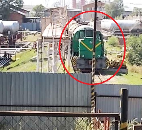 По стальным рельсам в Артеме продолжали ходить локомотивы с цистернами, их фиксировали на фото, предъявляли эти фото надзорным органам - транспортной прокуратуре и Госжелдорнадзору - но должностные лица надзорных ведомств в упор не видели на путях локомотива