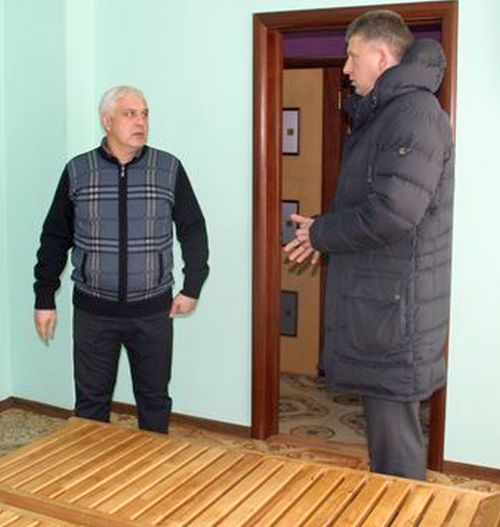 Директор МУП «Бани» Игорь Омарьевич Шелтыганов (слева) с тогдашним мэром Биробиджана  Андреем Геннадьевичем Пархоменко. Фото из архива.