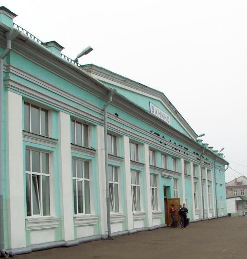 Железнодорожный вокзал Ванино. «Почему, изучая историю ДВЖД, можно запутаться в датах и даже поставить под сомнение, а действительно ли именно 20 июля в Ванино пришел первый поезд?»