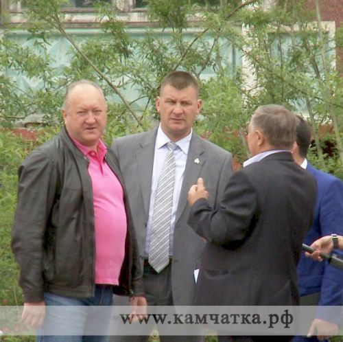 Владимир Илюхин (слева) на дорожном объезде