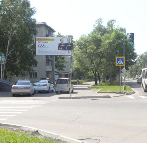 Баннер установлен в нарушение ГОСТа. Биробиджан, ул. Пионерская, 52.