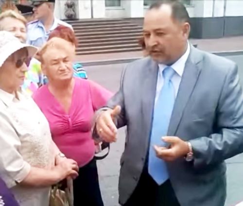 К пикетчикам вышел заместитель председателя правительства края Владимир Чаюк