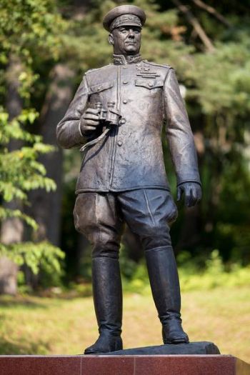 Памятник Александру Василевскому, Южно-Сахалинск, 1 сентября 2015 г.