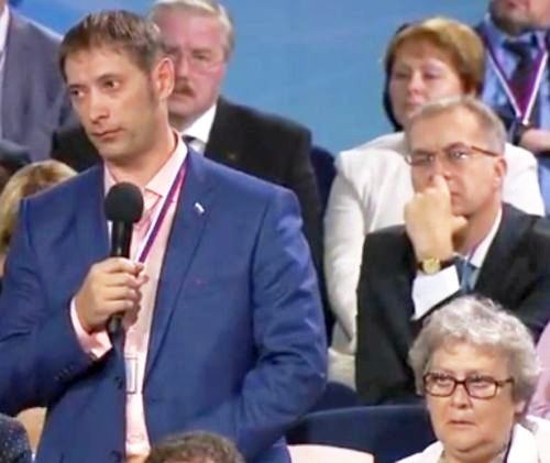 Редактор газеты Сергей Бурындин и журналист Елена Голубь (справа) на форуме ОНФ