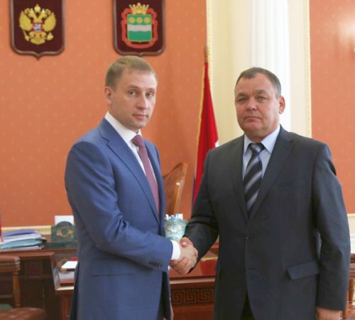 Александр Козлов (слева) и новый сенатор Александр Суворов