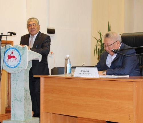 Глава Верхоянского улуса Виктор Павлов (слева) раскрыл главе республики Егору Борисову социальное значение объектов, которые должны быть построены для проведения основных мероприятий Ысыаха Олонхо. Фото egorborisov.ru