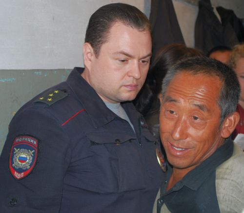 Улыбка - главный аргумент трудового мигранта при встрече с ФМС.