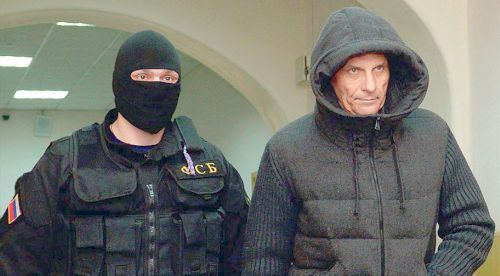 «С Хорошавиным пришлось хорошо повозиться - далеко сидел и глубоко закопался. Схемы откатов и взяток были настолько грамотно продуманы, что работать пришлось целых полтора года, а в его команду внедрили своего человека, снабженного спецаппаратурой»