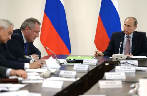 На совещании по развитию космодрома Восточный президент России Владимир Путин, слева Дмитрий Рогозин.