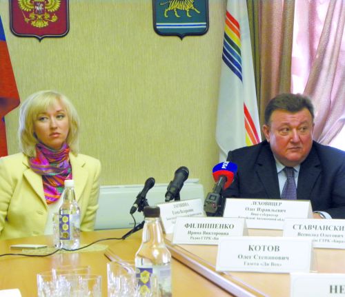 На пресс-конференции заместитель правительства ЕАО по социальным вопросам Елена Лагошина и вице-губернатор ЕАО Олег Леховицер