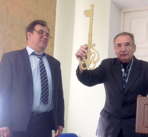 Директору ФГБУ «Заповедное Приамурье» Владимиру Андронову (слева) передан ключ от общественника Геннадия Басюка