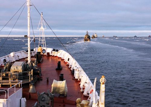 Теплоход «Абакан» Дальневосточного морского пароходства доставил в арктическую зону ответственности Восточного военного округа крупную партию материальных средств и строительных материалов. А кто заберет людей?