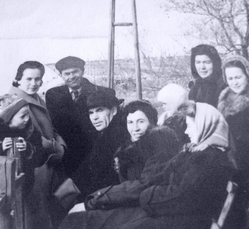 Вся редакция «ТОЗ» на набережной Амура. Второй слева стоит Александр Грачев.