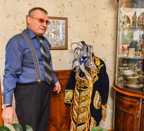 Владимир Чистов и карнавальный костюм из Италиии. Фото Андрея Ильинского.