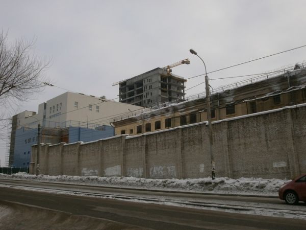 Если санитарная зона совпадает по своим площадям с режимной, то все здания вокруг изолятора необходимо срочно ликвидировать. Также это означает, что все годы существования СИЗО, жители близлежащих домов рисковали здоровьем, а общественные, бытовые и торговые учреждения на этой территории были потенциальными эпидемическими очагами в центре Хабаровска?