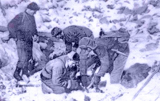 Хабаровские геологи на месте падения метеорита. 1947 год