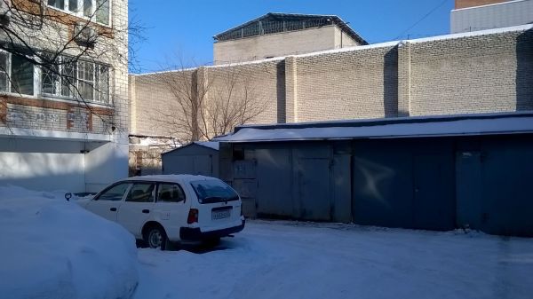 Дом преткновения на Джамбула, 23. На эти гаражи частенько забираются родственники и друзья арестантов, дабы удобнее было «перекрикиваться» с сидельцами. Фото автора