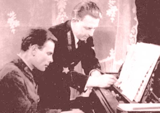 Автор текста Сергей Феоктистов (в центре) и Григорий Буденный — музыкант ансамбля В. Рейтнардта с песней «Шуми, Амур». Хабаровск, 1942 год.