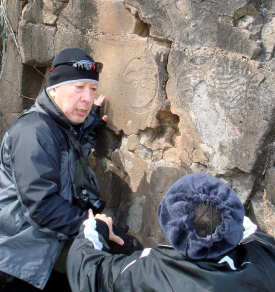 Окамото Кохэй у Киинских петроглифов. Фото автора.