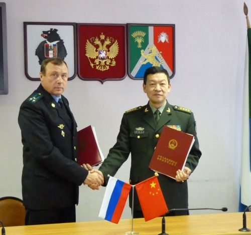 Пограничный представитель РФ на Нижне-Уссурийском участке Федор Блинов и пограничный представитель КНР на Фуюаньском участке Лю Ляншэн.