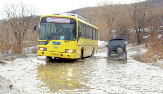 По дороге к самым населенным точкам Русского: Церковная, Шигино, Подножье, Бабкина, Воевода, Рында - можно проехать только на танке
